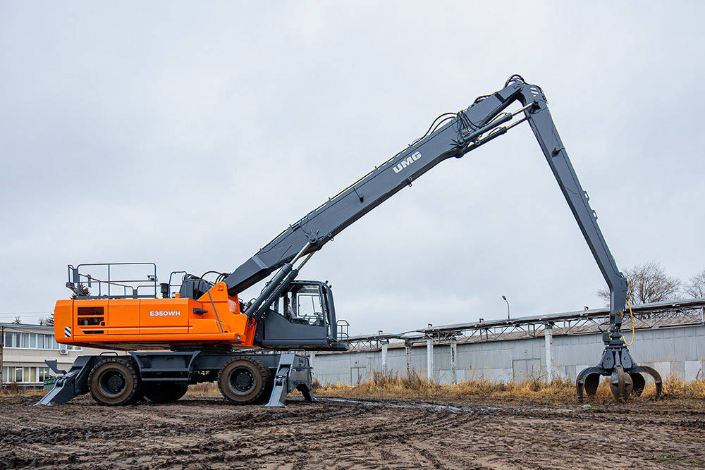 UMG разработала первый в России 40-тонный колесный перегружатель