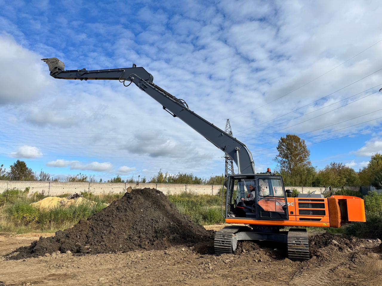 UMG разработала новый экскаватор E225C LR со сверхдлинным рабочим оборудованием
