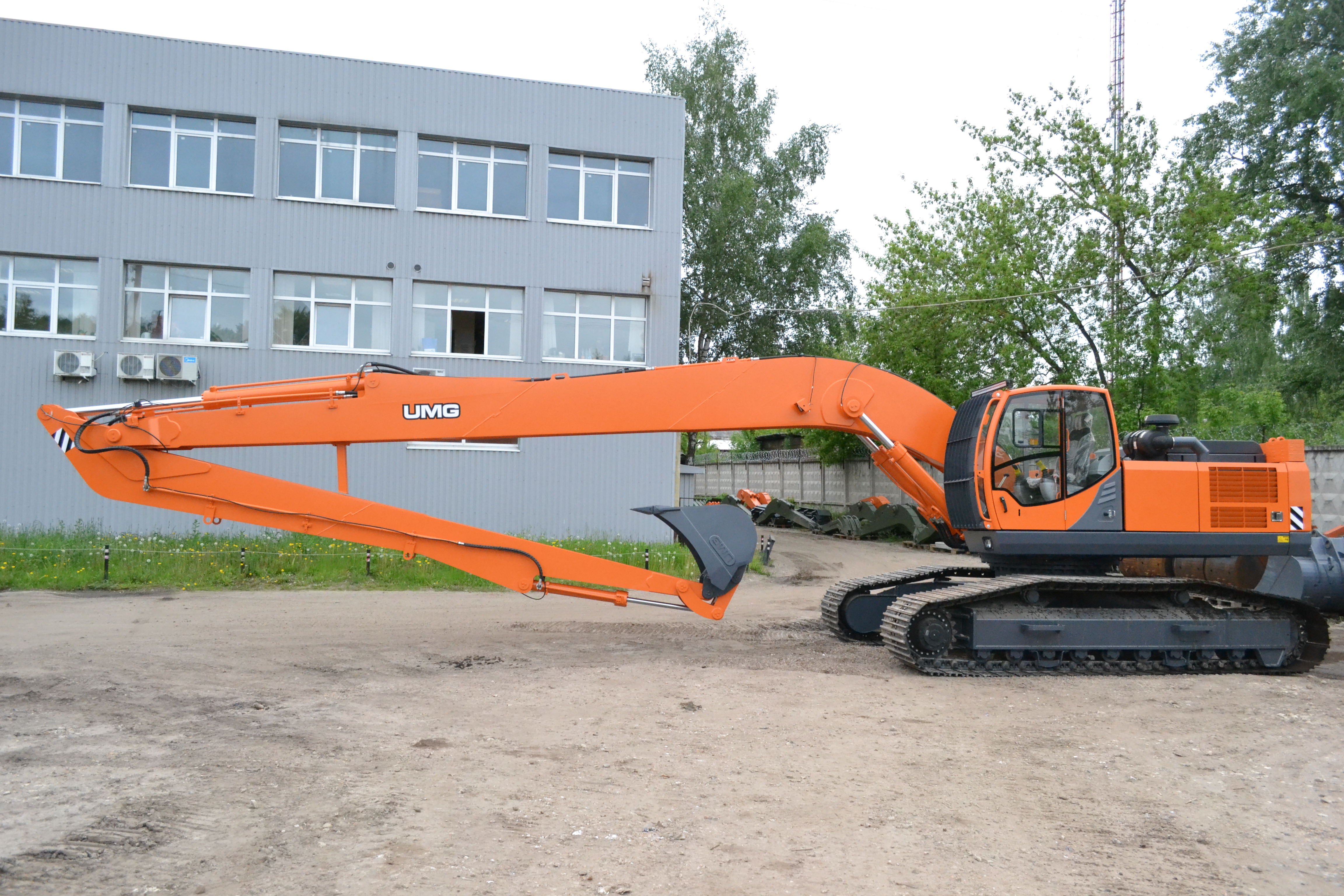 Экскаватор umg e140w. Экскаватор umg e330c. Экскаваторы umg эксмаш. E400nc экскаватор. Экскаватор гусеничный umg 200.