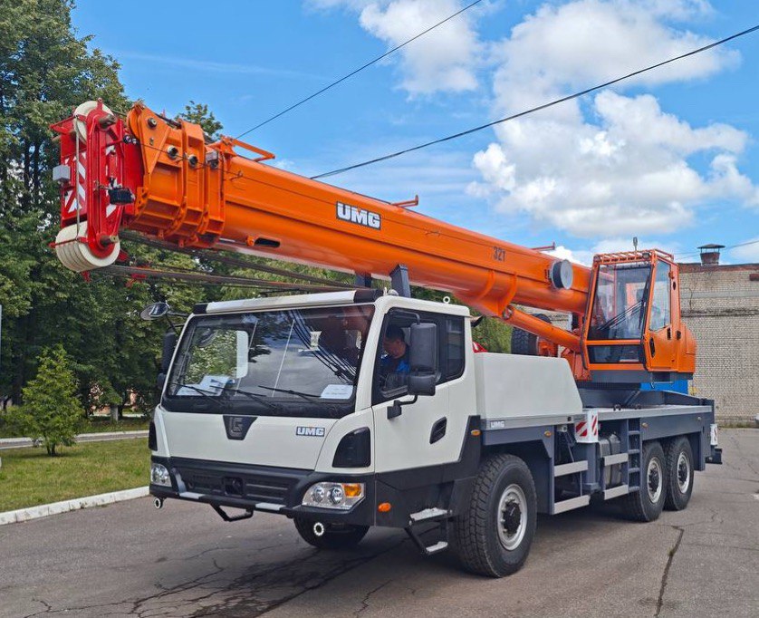 UMG представил на Иннопром-2025 новый 32-тонный автокран на спецшасси